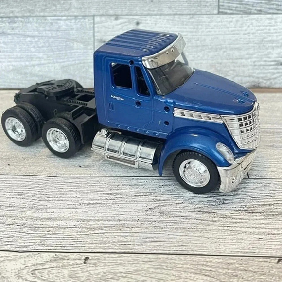 Dicast Semi Truck Blue - Picture 2 of 13